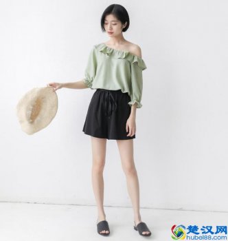 圆领的外套里面配什么衣服(圆领外套搭配方法)