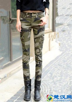  迷彩裤子搭配什么上衣（女生迷彩裤子怎么搭配帅气又好看）