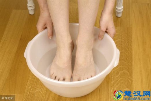  夏天怎么除脚臭(夏天脚臭的尴尬)