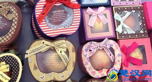  圣诞节摆摊卖什么比较好（圣诞节摆地摊技巧分享）