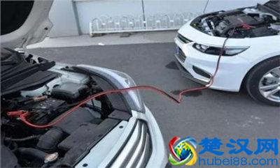  汽车电瓶没电了怎么办（解决汽车电瓶没电的妙招）