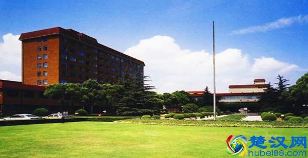  上海财经大学在哪个位置（上海财经大学设有多少专业院系）