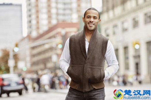  男孩皮肤黑穿什么衣服（男孩皮肤黑适合穿什么衣服）