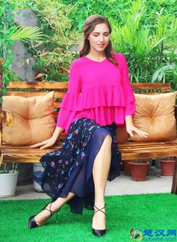  玫红色配什么颜色好看（玫红色衣服搭配示范图）