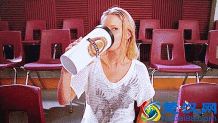 奶茶到底加了什么让你一喝就上瘾(记者卧底奶茶店发现奶茶竟比地沟油更脏)