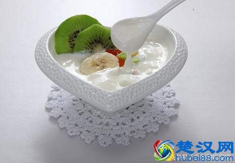  喝酸奶的最佳时间是什么时候，喝酸奶的黄金时间！