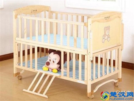  婴儿床什么牌子质量好（新手爸妈选购婴儿床的注意事项）