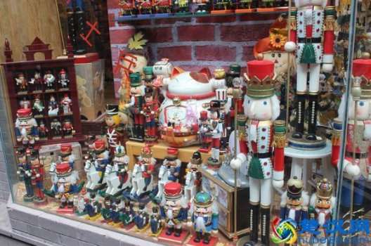  年轻人秋天摆地摊卖什么火（摆地摊卖玩具，一晚赚了1000多块）