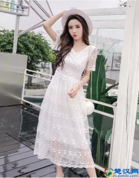  30岁女士穿套装连衣裙搭配什么鞋子显气质（马伊琍穿连衣裙脚上却踩了双毛拖鞋）