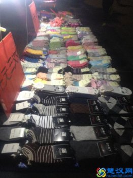  夜市摆地摊卖袜子什么地方好（大学城摆摊卖袜子一天赚1000元）