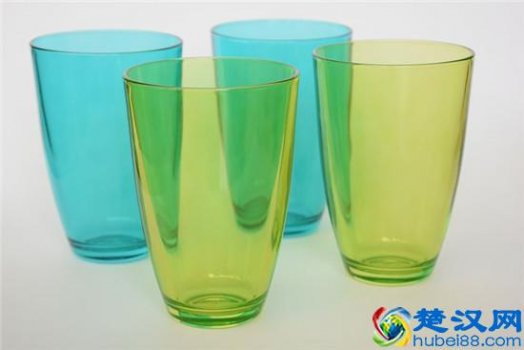  嘴唇干裂脱皮怎么办（嘴唇干裂这个方法很好用）