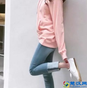  粉色的卫衣搭什么好看吗（粉色卫衣适合搭配什么裤子好看）