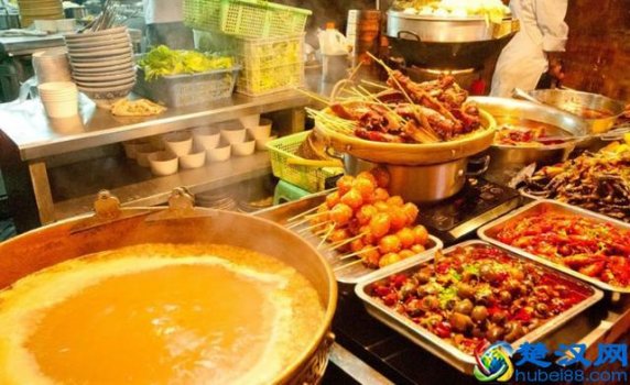  一个女人推车卖什么小吃最挣钱（阿姨街头推车卖小吃，月入至少1.3万）