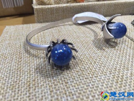  韩国饰品在哪里进货，韩国饰品怎么加盟及费用是多少！