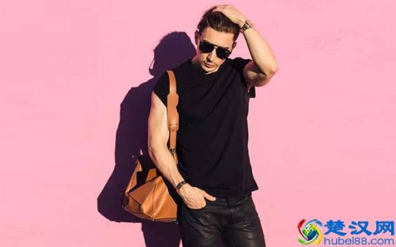  钭单肩包怎么背男士的（胸包和单肩包哪个实用）