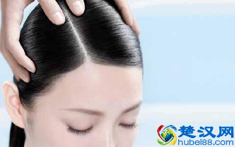  怎么去头屑又快又好（小苏打永久去屑的方法）