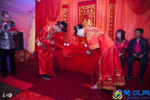  结婚三十年是什么婚（结婚周年纪念日送什么礼物）