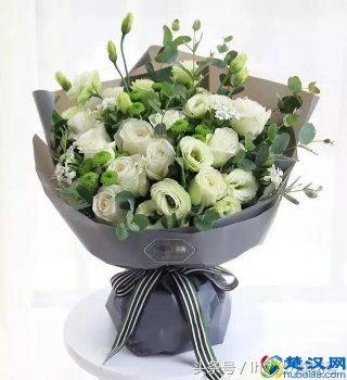  白玫瑰代表什么花语（形容白玫瑰的纯洁诗句）