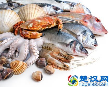  吃海鲜喝什么酒好一点（吃海鲜喝白酒会怎样）