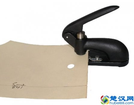  裤腰带打孔器怎么用（没打孔器皮带怎么打孔）