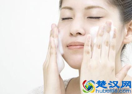  油性皮肤长痘痘怎么办用食用方法（油性皮肤但不长痘）