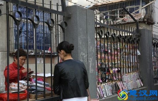 学校铺面适合做什么生意(适合学校门口的生意全揭秘)