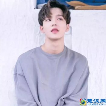 小脸男生适合什么发型(推荐几款适合的发型)