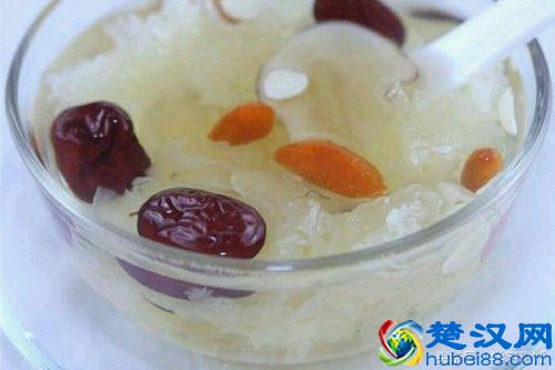  银耳红枣汤做法大全及禁忌(银耳百合红枣汤)