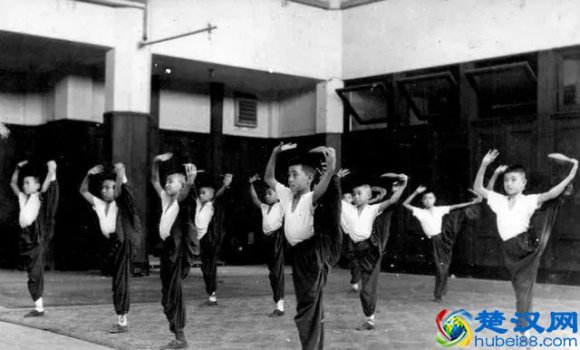   戏剧知识动作手势讲解(戏曲的基本功，你知道多少)