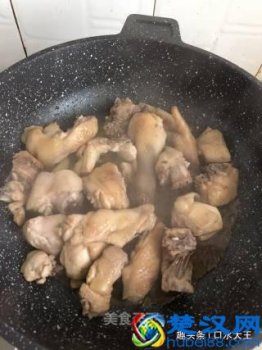  板票炖鸡汤怎么做好吃（板票炖鸡汤有什么营养价值）