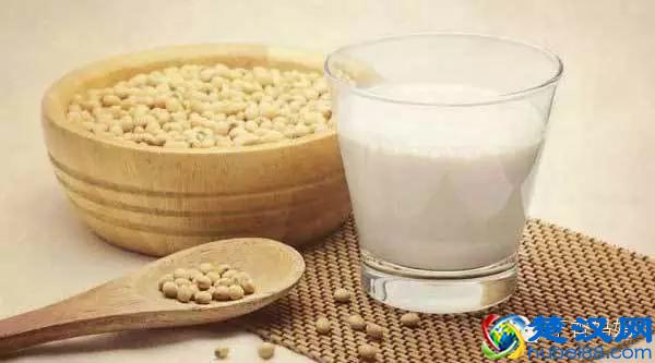  喝什么豆浆可以丰胸（女人多喝豆浆真的能丰胸吗）