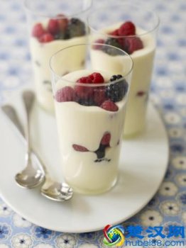  酸牛奶什么时候喝最好（女人多喝酸奶有哪些好处）