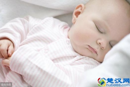  小婴儿什么时候用枕头最好（儿科医生告诉你这个时候用枕头最合适）