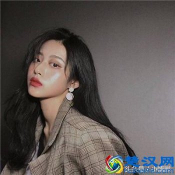  女生霸气侧漏什么意思？