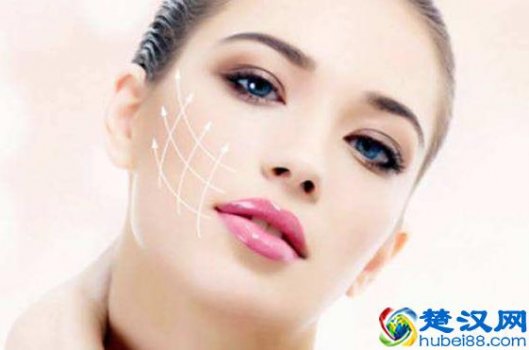  化妆水是什么怎么用的（化妆水和爽肤水是一样的吗）