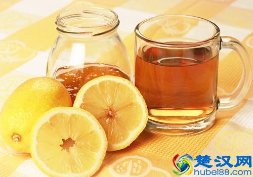 柠檬蜂蜜水什么时候喝最好最有效(柠檬蜂蜜水有什么功效)