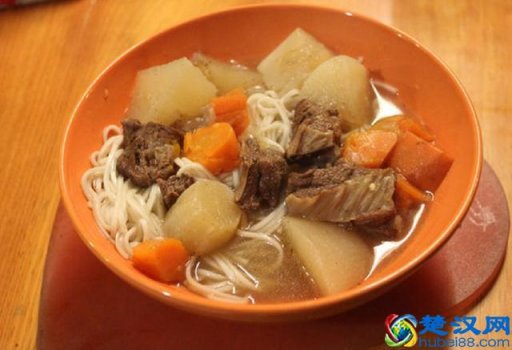  炖牛肉怎么做好吃又嫩（向往的生活3土豆炖牛肉）