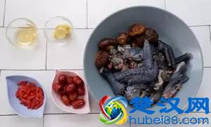  广东人怎么样煲乌鸡汤（怎样煲乌鸡汤最有营养价值）