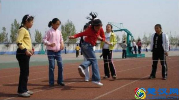  怎么跳皮筋分解（小学生跳皮筋十种玩法）
