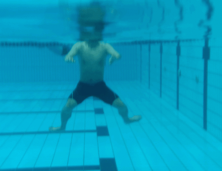  怎样踩水不大沉（初学者最快学踩水方法）