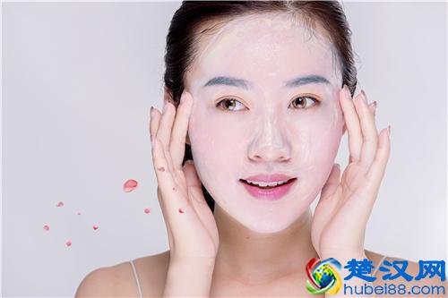  自己在家做什么面膜补水效果最好（1分钟教你DIY美白补水面膜）