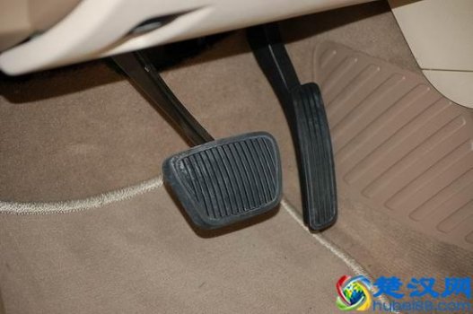  汽车自动档制动踏板（新手应该如何使用制动踏板，刹车技巧及注意事项）