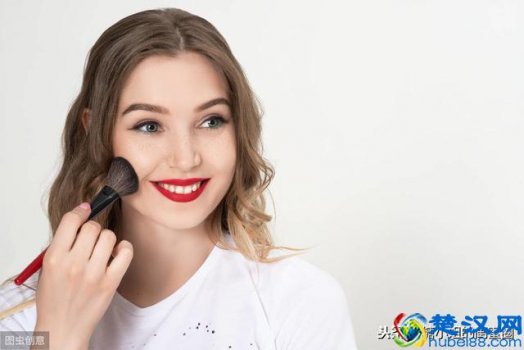  化妆都需要什么工具以及化妆品（美妆达人教你新手化妆技巧）