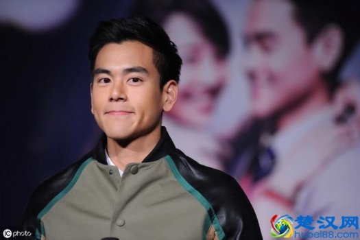  发胶怎么用（男生用发腊好还是发胶好）