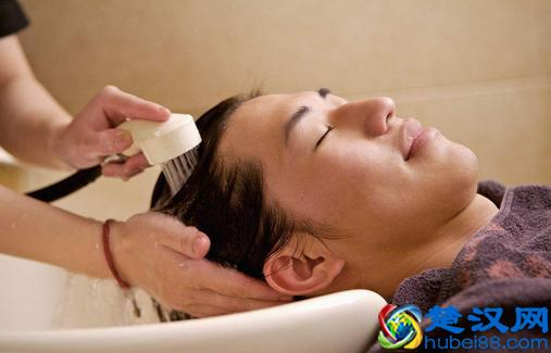  男生洗头发掉头发怎么办（头发掉了重新长要多久）