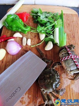  咖喱梭子蟹怎么做好吃窍门（家常梭子蟹炒年糕）