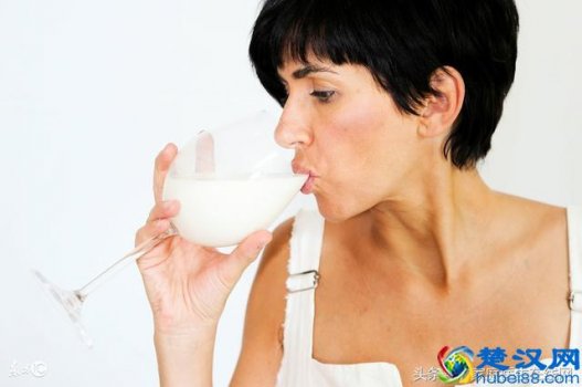  女人每天早上喝牛奶有什么好处（坚持喝牛奶4个好处，让你受益不少）