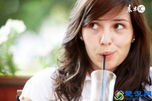  一天喝多少水正常（每天八杯水的正确时间什么时候）