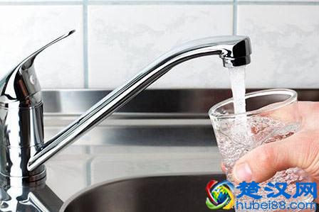  人一天要喝多少水合适（每天喝八杯水是多少毫升）