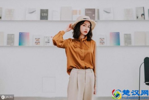  黄风衣配什么衣服好看吗(黄色风衣搭配技巧）